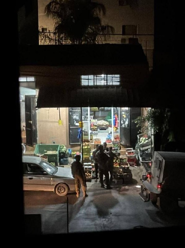جنود الاحتلال يداهمون أحد المحال التجارية أثناء اقتحام بلدة بيتا جنوب نابلس...