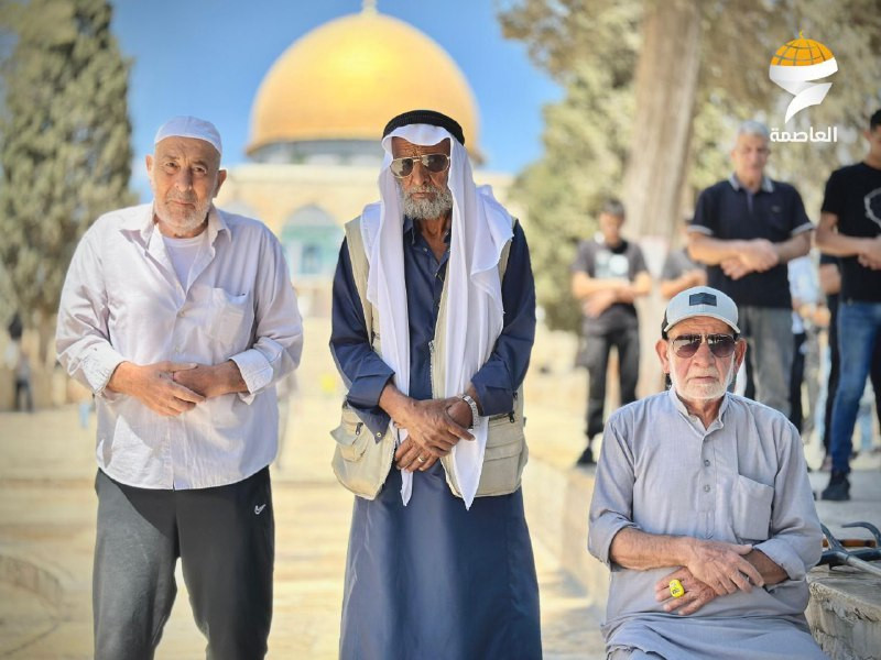 الأهالي يؤدون صلاة ظهر اليوم من المسجد الأقصى المبارك ....