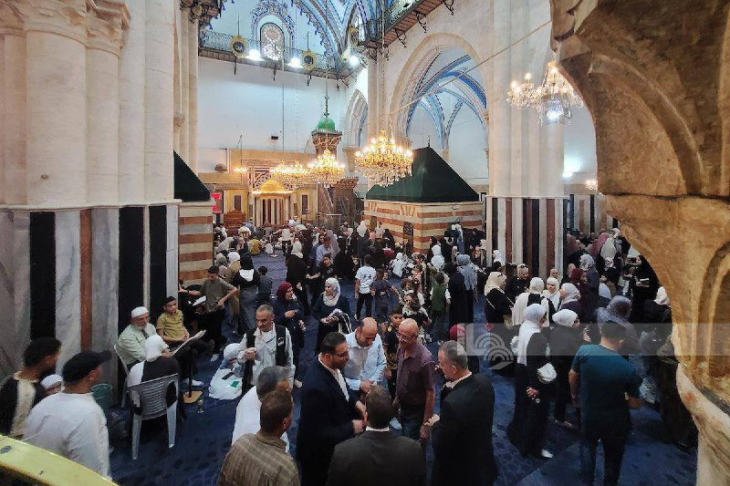 الخليل: يتجمع مواطنون في الحرم الإبراهيمي الشريف بمدينة الخليل لإحياء ذكرى المولد النبوي، بالرغم من القيود التي يفرضها الاحتلال...