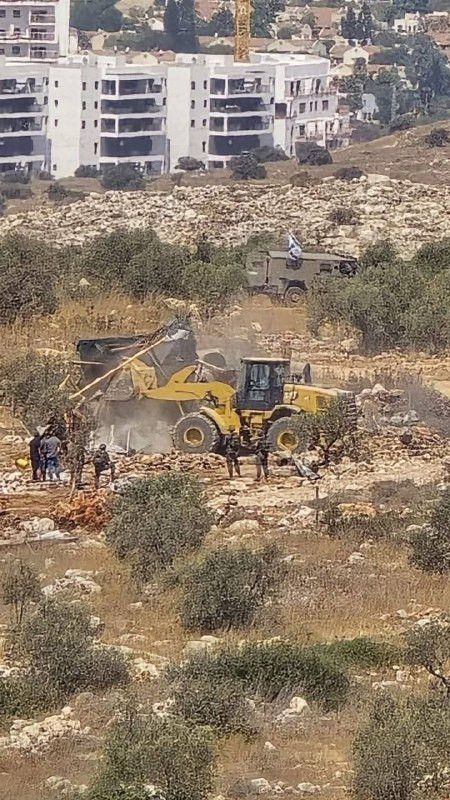 من هدم جرافات الاحتلال غرفة زراعية في قرية دير بلوط غرب مدينة سلفيت....