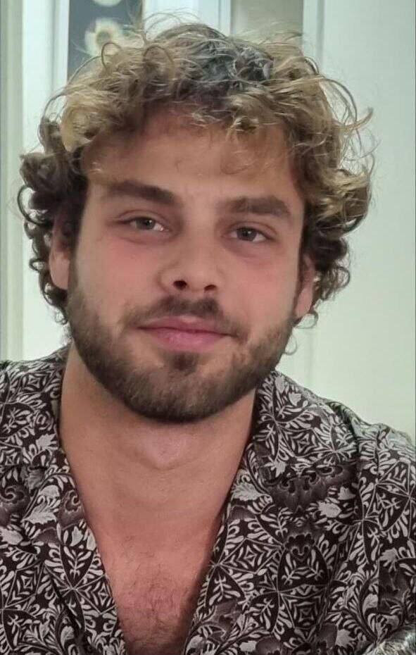 أفادت قناة I24 العبرية بأن عائلة ألون أوهيل أكدت أن الرهينة الثاني الذي ظهر في فيديو حماس يوم الجمعة هو ألون. وهذه تعتبر أول علامة حياة من الشاب البال...