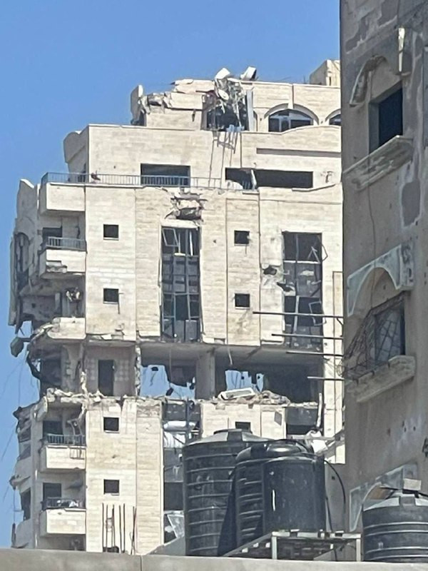 مشهد من آثار الدمار في شقة سكنية داخل برج مشتهى غرب مدينة غزة بعد قصفه من طيران الاحتلال....