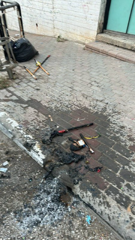 جنود الاحتلال يحرقون أعلام فلسطين وحركة فتح خلال اقتحامهم لبلدة بيتا جنوب نابلس، عصر اليوم....