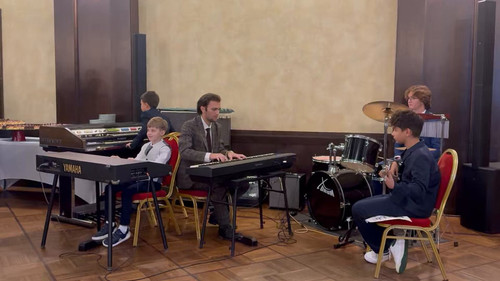 KsLTHEt c3nROLeY.jpg