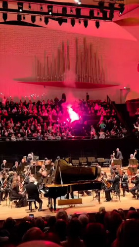 Pvcwu8Jm7fos8zZf.jpg