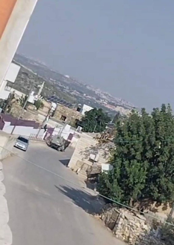 صورة | جنود الاحتلال يقتحمون بلدة دير استيا ويجبرون فلسطينيًا على إزالة العلم الفلسطيني عن جدار مدرسة في المنطقة شمال غرب سلفيت....
