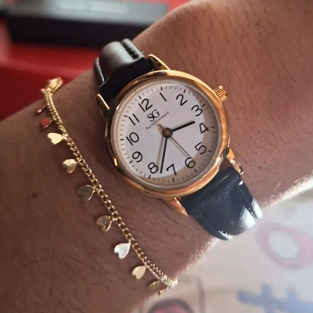 Relógio Feminino Dourado Saint Germain 24mm Correia Preta Caixa Dourada Fundo Branco Elegante Clássico Delicado