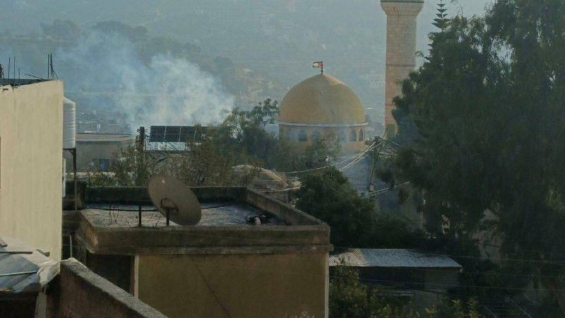 قوات الاحتلال تقتحم بلدة بيتا جنوب نابلس وتطلق القنابل الغازية بين منازل المواطنين خلال المواجهات المندلعة....