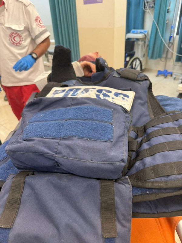 نقل المصورة في وكالة "رويترز" الصحفية رنين صوافطة إلى المشفى بعد إصابتها جراء هجوم مليشيات المستوطنين على المزارعين في بلدة بيتا جنوب نابلس....
