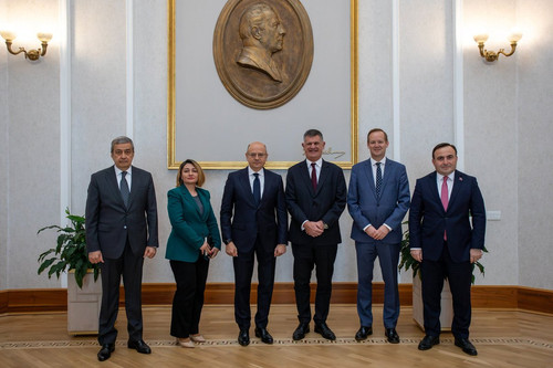 G5Eeu5 bkAA2RS .jpg