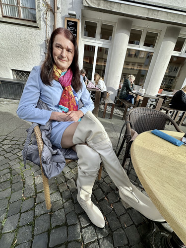 Minikleid und Overknees.jpg