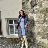 Gabriele Kleid im Kostüm und Mantel und Overknees