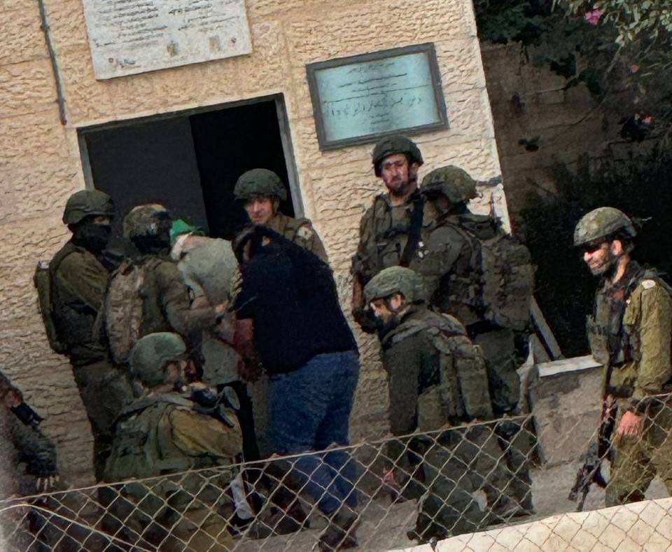 تواصل قوات الاحتلال منذ ساعات اقتحام مخيم الجلزون شمال رام الله وتشن حملة اعتقالات، كما تقتحم مخيم عسكر القديم شرق نابلس....