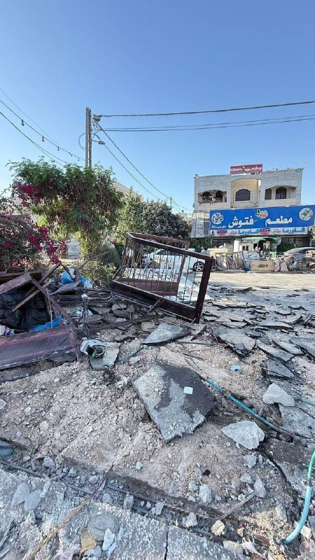 صور تظهر آثار تدمير جرافات الاحتلال لساحة مطعم وانتظار تابع لمطعم "فتوش" على الشارع الرئيسي في بلدة الرام شمال القدس...