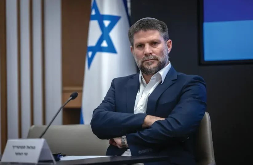 سموتريتش يحدد أربع خطوط حمراء لا يمكن التنازل عنها بشأن غزة: 1️⃣ تفكيك حماس بالكامل فوق الأرض وتحتها وخروجها نهائيًا من القطاع. 2️⃣ وجود عسكري إسرائيل...