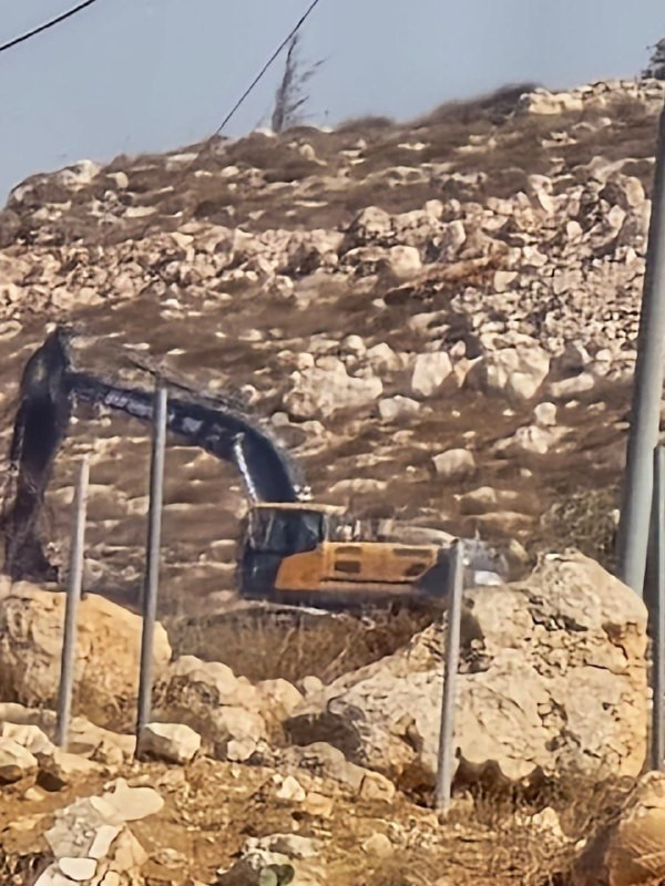 قوات الاحتلال تقتحم وتنفذ أعمال توسعة في مستوطنة "حجاي" جنوب الخليل....