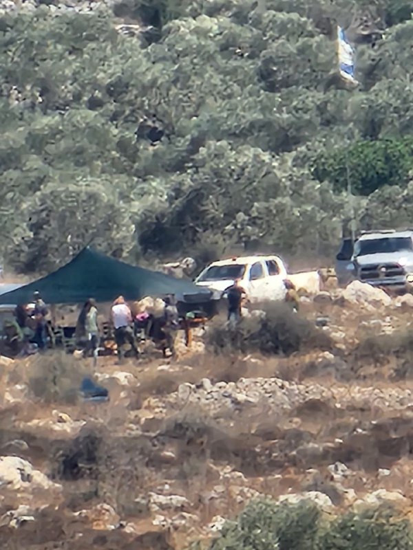 مستوطنون يقيمون بؤرة استيطانية جديدة على أراضي الفلسطينيين غرب بلدة دير استيا، شمال غرب سلفيت بالضفة الغربية....