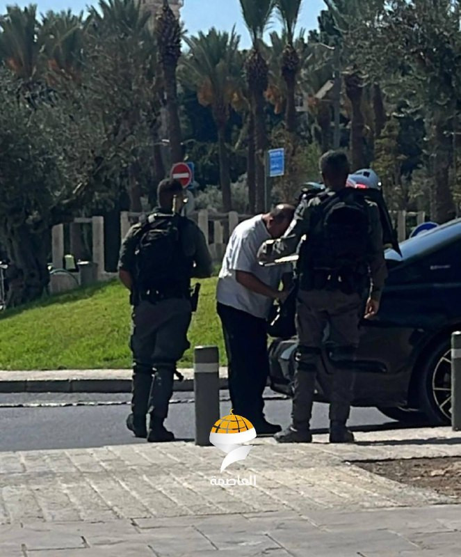 شرطة الاحتلال تفتش مركبات الأهالي عند منطقة باب العامود في القدس المحتلة...