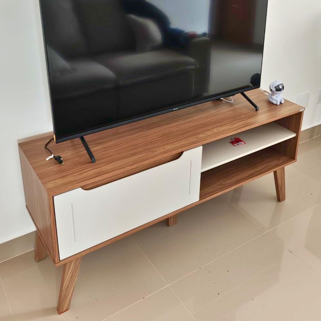 Rack para Tv ate 60″ com porta basculante LOTUS cor Carvalho com Off White – Artely Rack para Tv ate 60″ com porta basculante LOTUS cor Carvalho com Off White – Artely