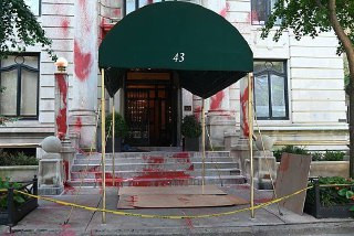 نشطاء يسكبون طلاء أحمر ويخطون شعار "جو خان يكذب، غزة تموت"، أمام منزل رئيس التحرير التنفيذي لصحيفة نيويورك تايمز، في مدينة مانهاتن الأمريكية....