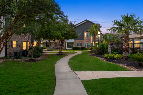 C243930 AvenuesatNorthpointe Twilight Walkway 01.jpg