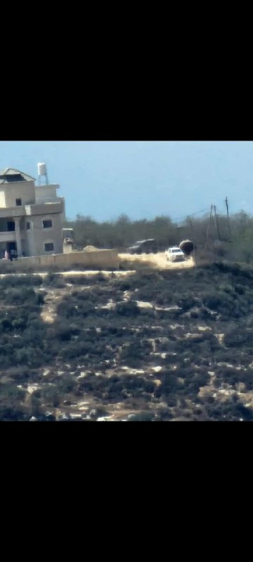 مستوطنون برفقة آلية تابعة للاحتلال يهاجمون محيط منزل في أطراف قرية عصيرة القبلية جنوب نابلس....