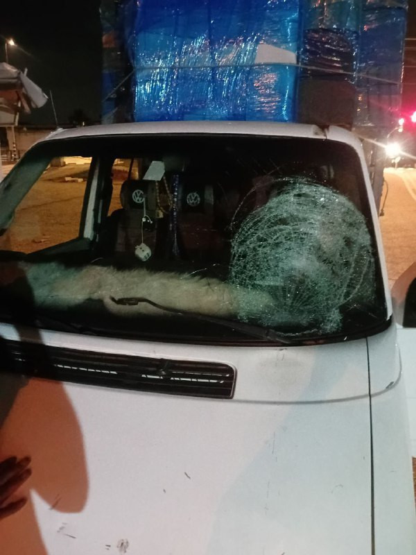 تضررت مركبة فلسطينية نتيجة رشقها بالحجارة من قبل المستوطنين قرب قرية الفندق شرق قلقيلية....