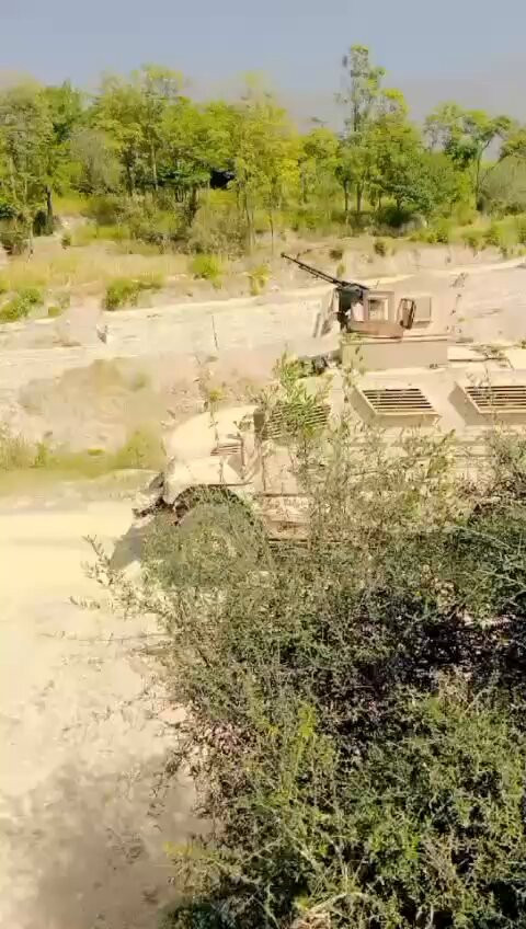 oNt21Yd5KZduKsMi.jpg