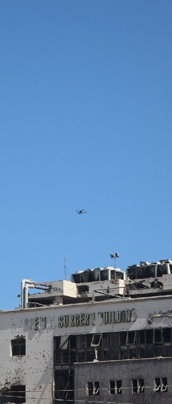 طائرة مسيرة للاحتلال تحلق على ارتفاعات منخفضة فوق مجمع الشفاء الطبي غرب مدينة غزة وتلقي قنابل الغاز تجاه منازل الأهالي ....