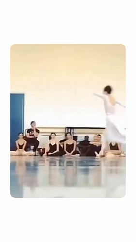 YwjmoUDkEAfbM f0.jpg