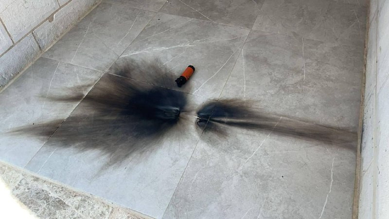 جنود الاحتلال يطلقون قنابل الصوت داخل المنازل أثناء اقتحامها في قرية المغير شمال شرق رام الله....