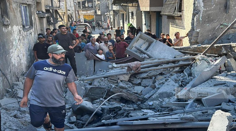 غزة - مواطنون يتفقدون آثار الدمار بعد غارة جوية اسرائيلية على منازل المواطنين في دير البلح وسط قطاع...