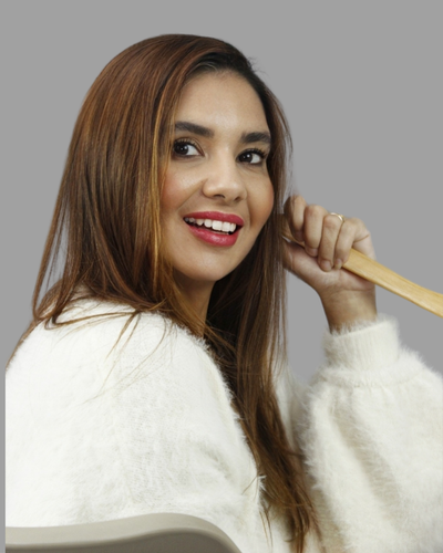 Domanne Máira sorridente