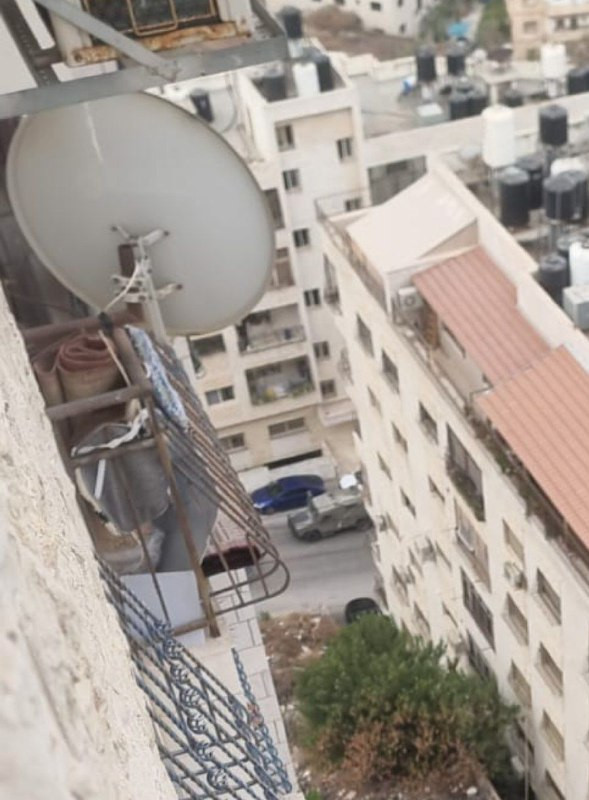 قوات الاحتلال تتجمع أمام مبنى سكني أثناء استمرار عملية الاقتحام في مدينة نابلس....