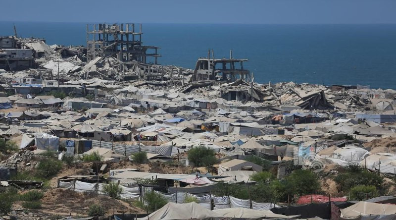 الصوت الفلسطيني :   نازحون يعيشون وسط ظروف صعبة داخل خيام الإيواء المقامة على شاطيء بحر غزة ....