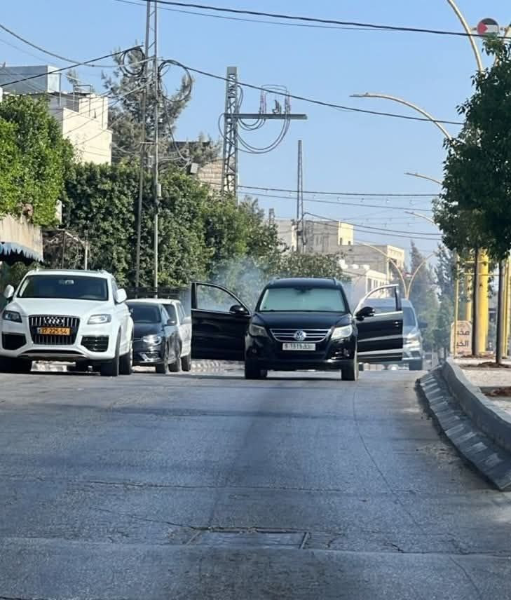 جنود الاحتلال يطلقون قنبلة غاز داخل مركبة خلال الاقتحام المستمر لبلدة دورا، جنوبي الخليل....