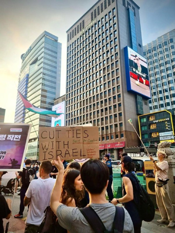 تجمع أمام سفارة الاحتلال في كوريا الجنوبية احتجاجًا على استمرار الحرب على قطاع غزة....