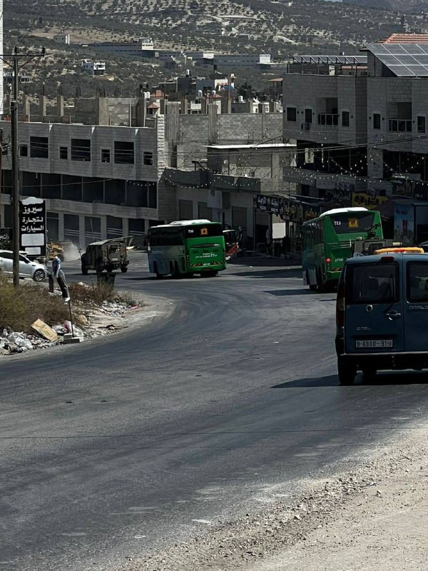 بعد اقتحام آليات الاحتلال، تتجه حافلات للمستوطنين نحو منطقة ترسلة قرب بلدة جبع جنوب جنين....