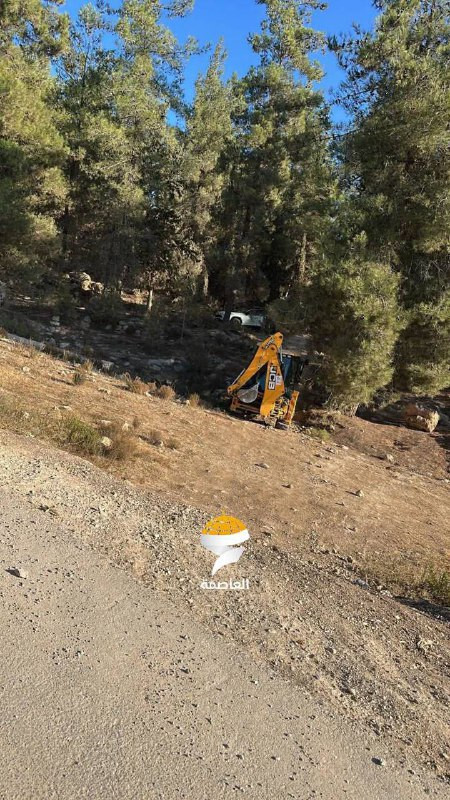 جرافات الاحتلال تقتحم الطرق الترابية بين بلدتي بيت اكسا ولفتا شمال غرب القدس وتقوم بإغلاقها....