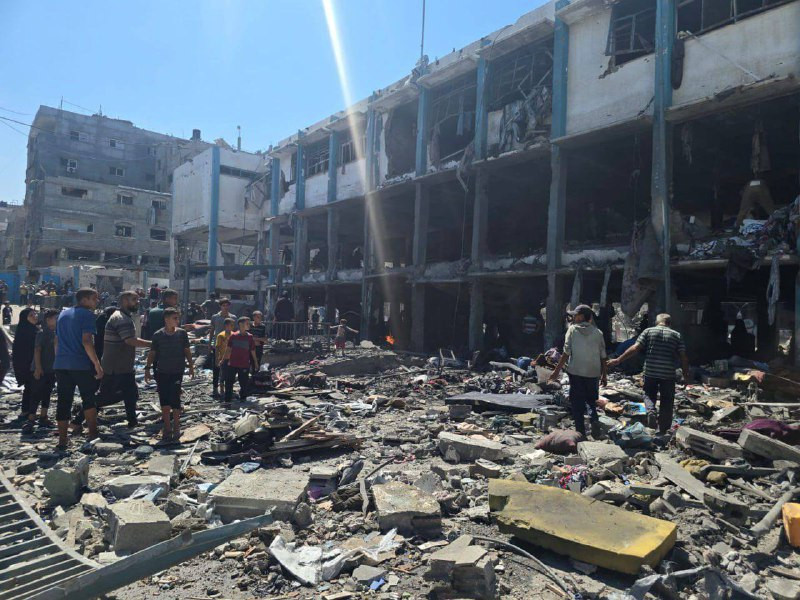 طيران الاحتلال يقتحم مدرسة أبو عاصي التي تؤوي مئات النازحين في مخيم الشاطئ غربي مدينة غزة...