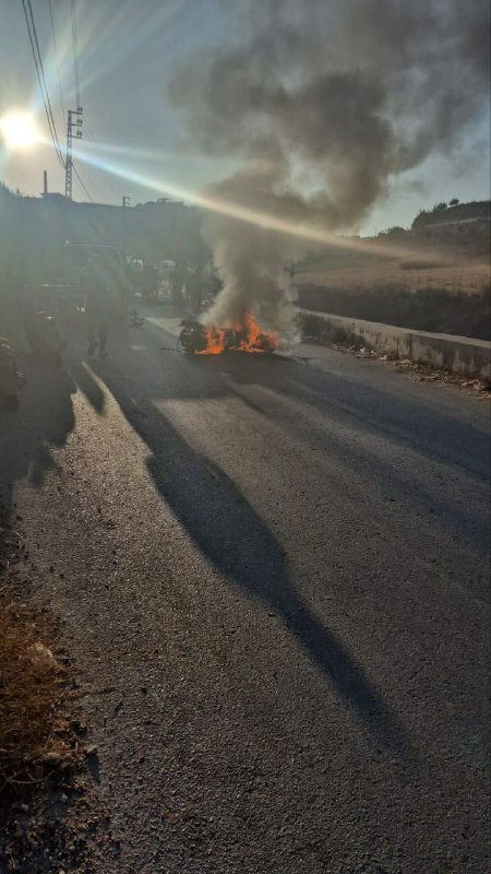 طيران الاحتلال المسير يقصف دراجة نارية على طريق عيتيت - عين بعال جنوب لبنان....