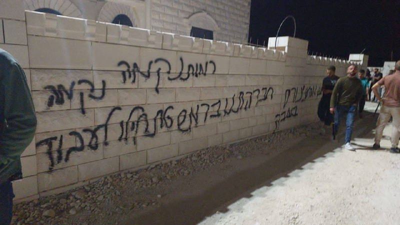 يتوعدون بقطع الكهرباء والتهجير! مستوطنون يخطّون شعارات تحريضية على جدار منزل في قرية عطارة شمال رام الله....