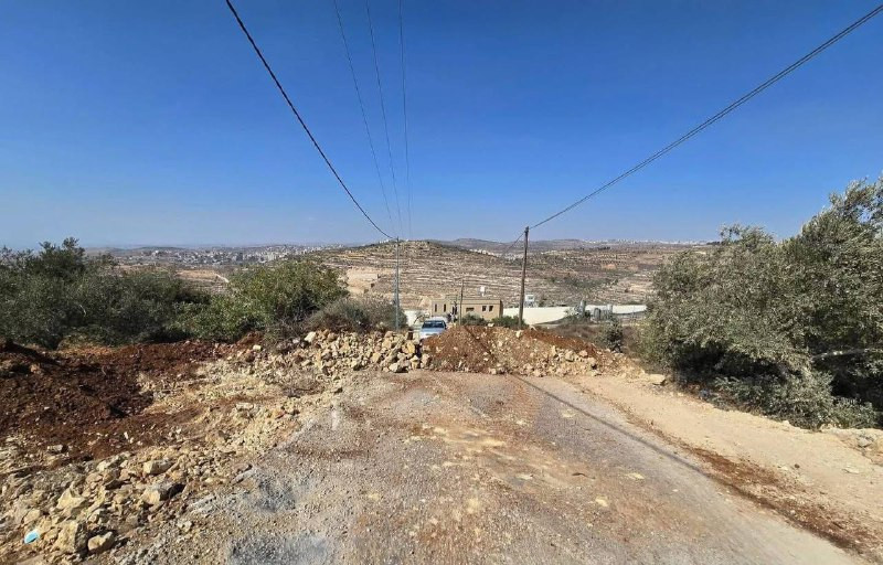 قوات الاحتلال تعزل وتحاصر تسع عائلات في منطقة القبيبة شمال غرب القدس، بعد إقامة ساتر ترابي يفصلها عن محيط بلدتي القبيبة وقطنة، ما أدى إلى قطعهم عن الخ...