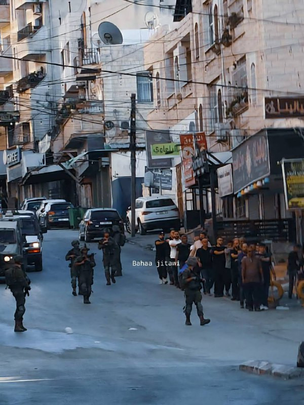 قوات الإحـَتلال تقتاد مجموعة من المواطنين بشارع الحدادين وسط مدينة طولكرم...