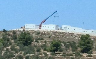 🟨 صور| مستوطنون يقومون بوضع كرفانات على أراضي عائلة الطوباسي شمال قرية الريحية جنوب الخليل...