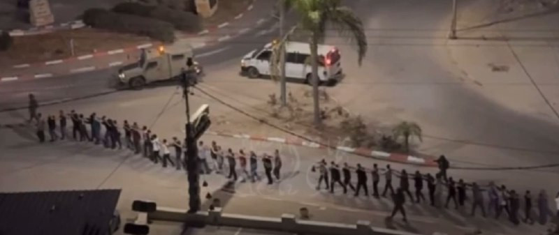 بعد اعتقال عشرات الشبان من الشوارع والمحلات التجارية، يقتحم جيش الاحتلال المنازل في طولكرم، حيث يفتشها ويحطم محتوياتها، ويعتقل الشبان من داخلها، من بي...