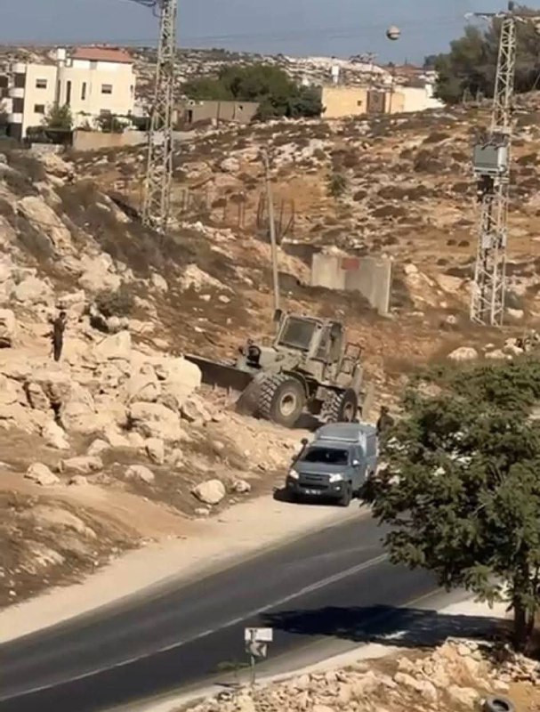 الاحتلال يقتحم ويغلق مدخل قرية أبو القرعان في مدينة دورا جنوب الخليل....