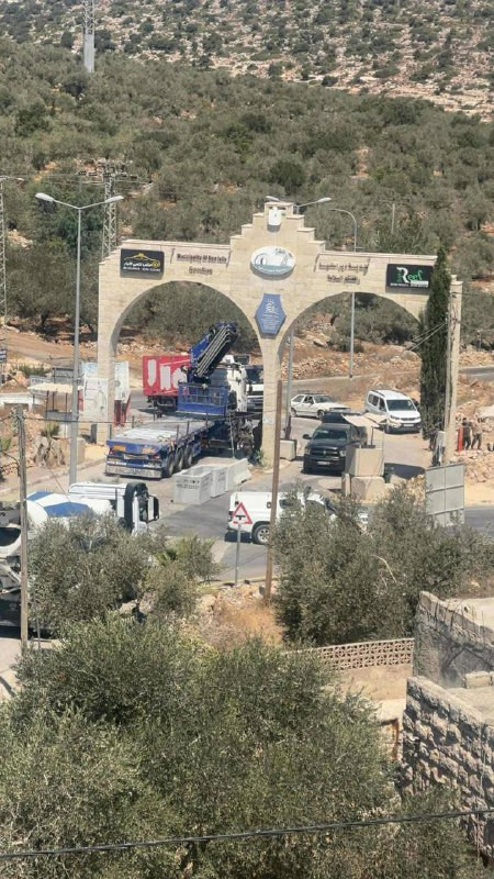 قوات الاحتلال تغلق مقطعًا من الشارع الرئيسي في ديراستيا شمال غرب سلفيت بمكعبات إسمنتية، مما يمنع دخول وخروج المركبات إلى الشارع الهيكلي الذي تم تأهيله...