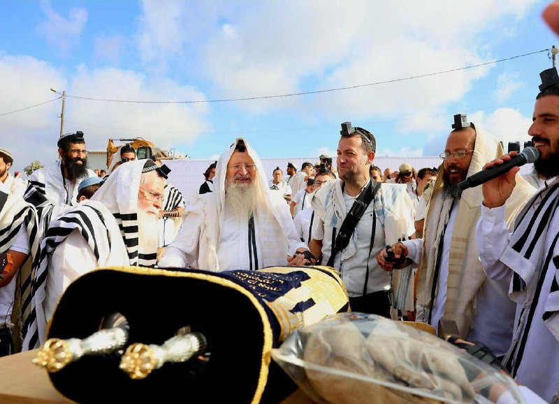 حاخامات برفقة رئيس مجلس مستوطنات شمال الضفة المحتلة يوسي داغان يقومون بأداء طقوس تلمودية في مستوطنة "أفيتار" التي تقع على جبل صبيح بالقرب من بلدة بيتا...