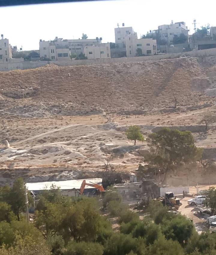 الصوت الفلسطيني | قوات الاحتلال تدمر ممتلكات لعدد من العائلات في صورباهر بالقدس المحتلة.. تشمل بركسات حيوانية ومظلات زراعية تحت الأنقاض....